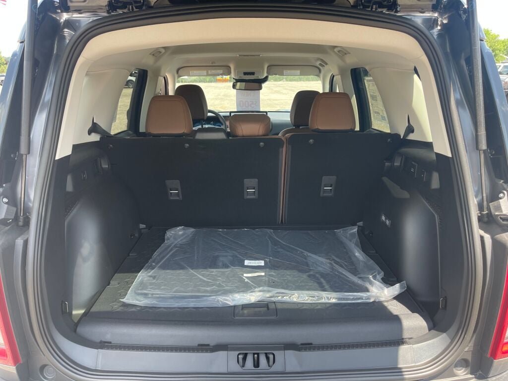 New 2026 Carbonized Gray Metallic Ford Outer Banks image 21