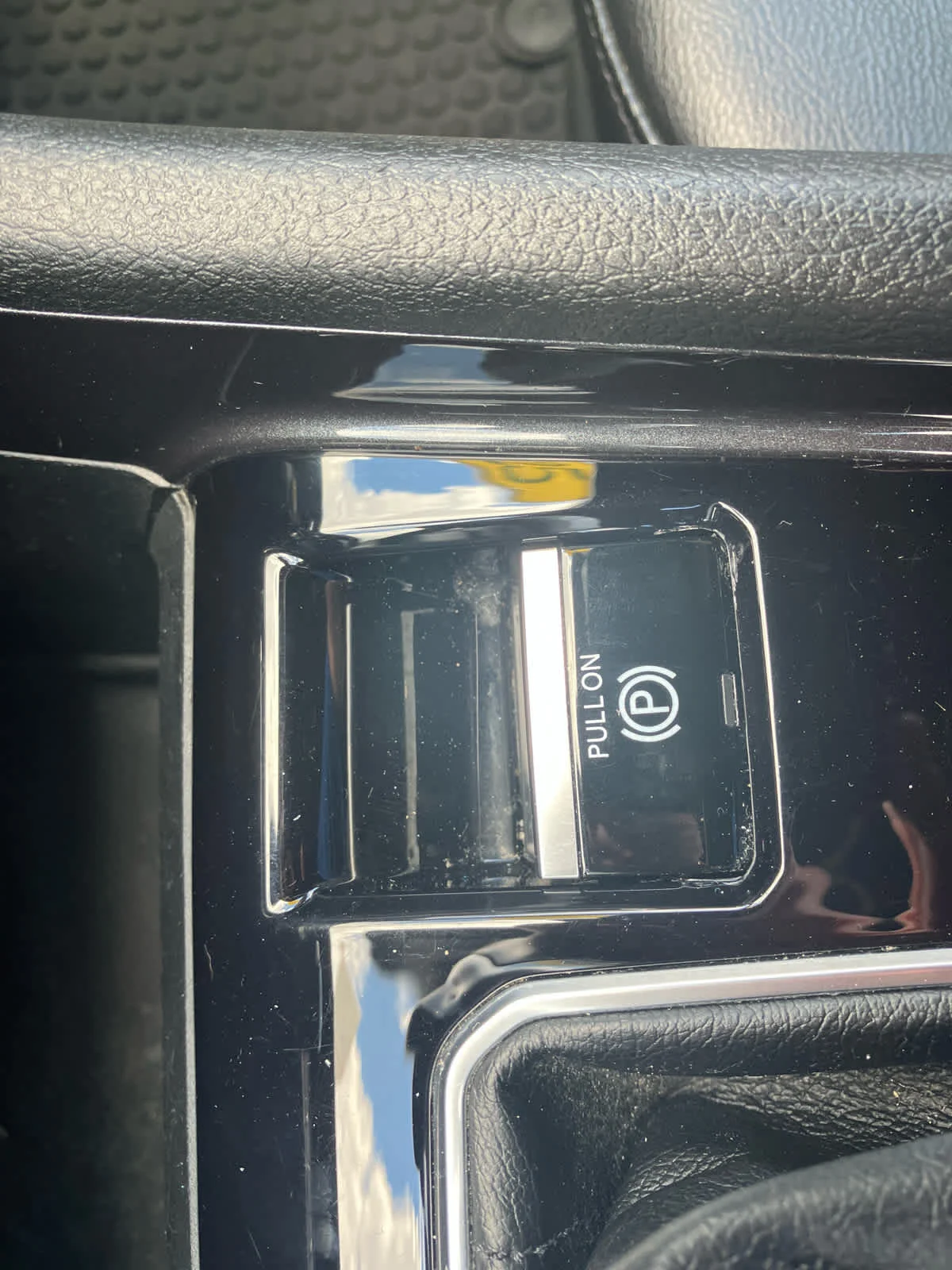 Used 2025 Diamond Black Crystal Pearlcoat Jeep Latitude image 29