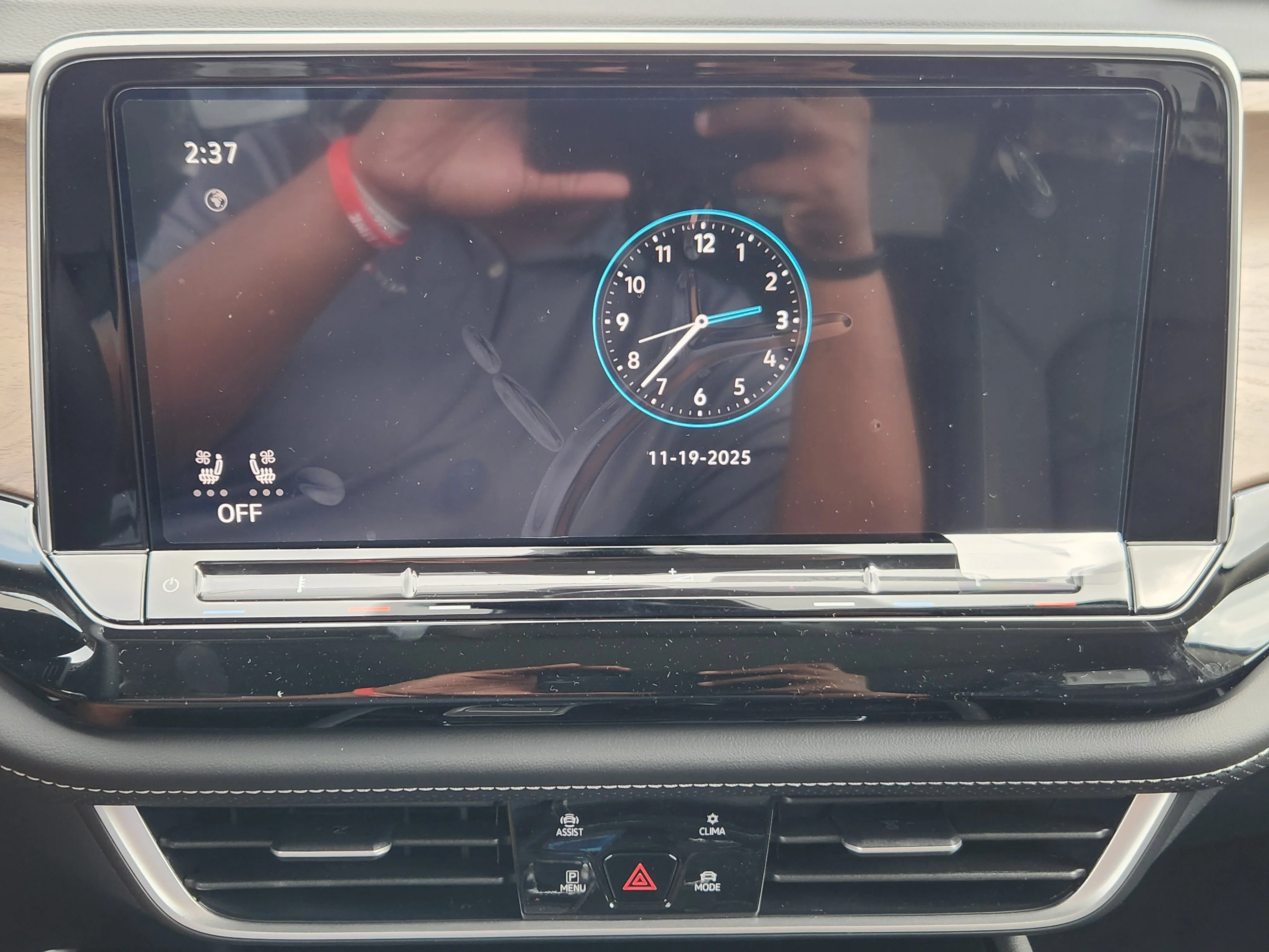 New 2026 Silver Volkswagen 2.0T SE w/Technology image 11