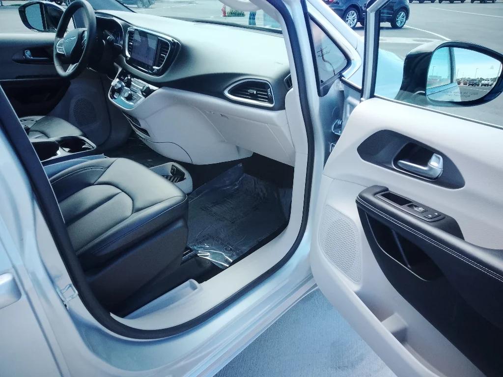Used 2024 Silver Mist Clearcoat Chrysler Touring L image 14