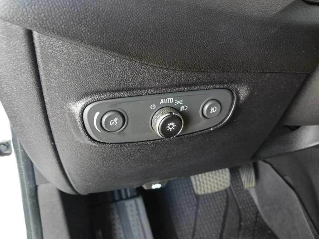 Used 2018 IRIDESCENT PEARL TRICOAT Chevrolet Premier image 36
