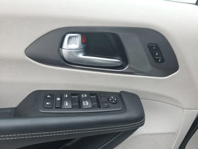 Used 2024 Silver Chrysler Touring L image 11
