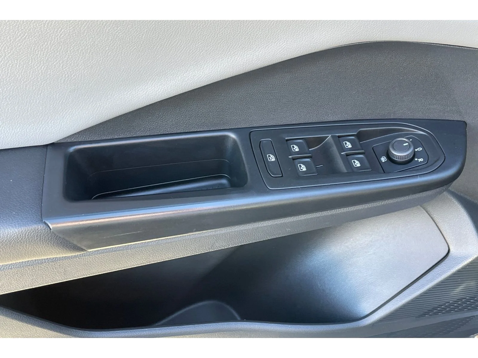 Used 2023 Dusk Blue Metallic Volkswagen SE image 11