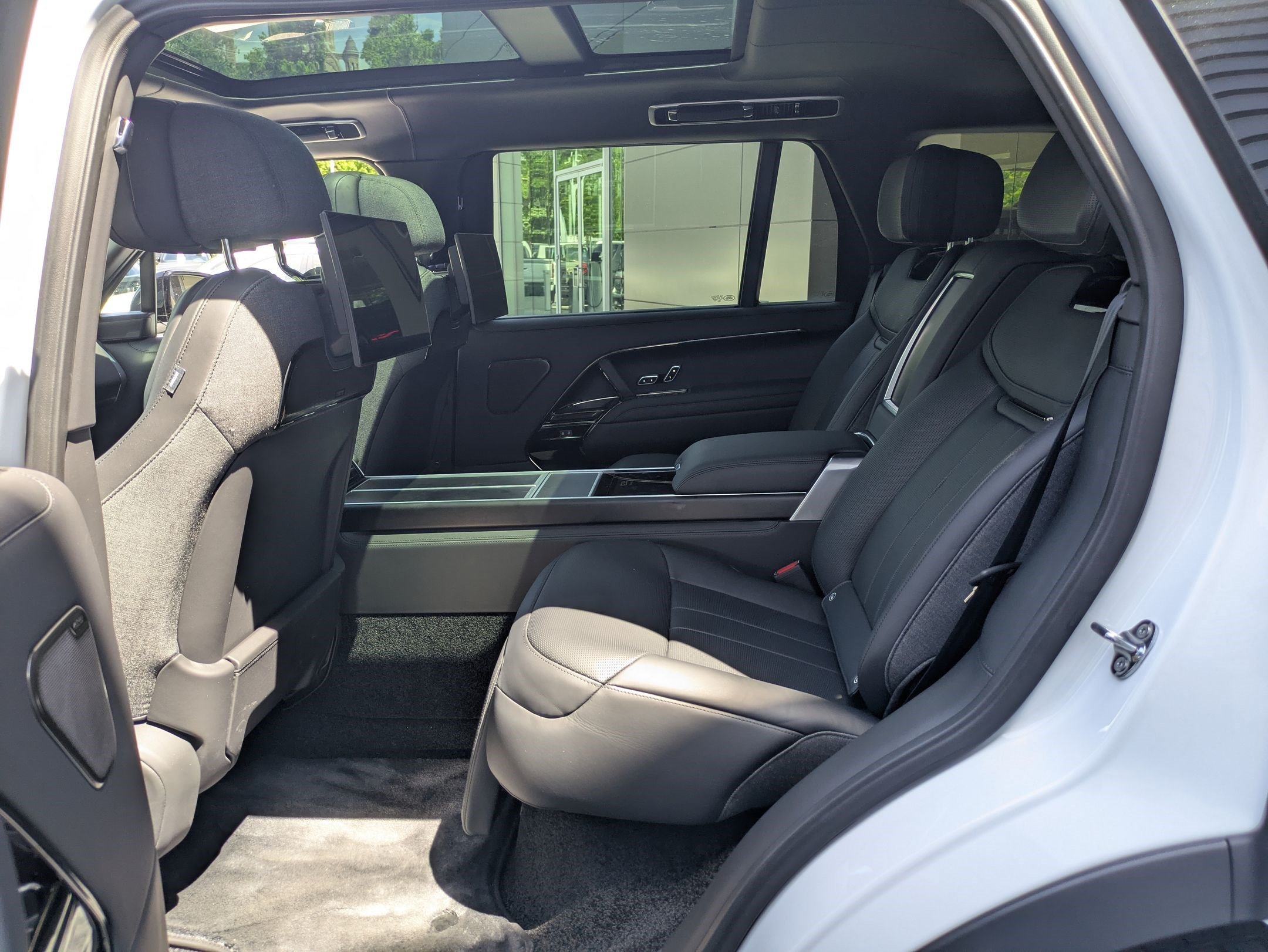 New 2025 Ostuni Pearl White Land Rover SV image 28
