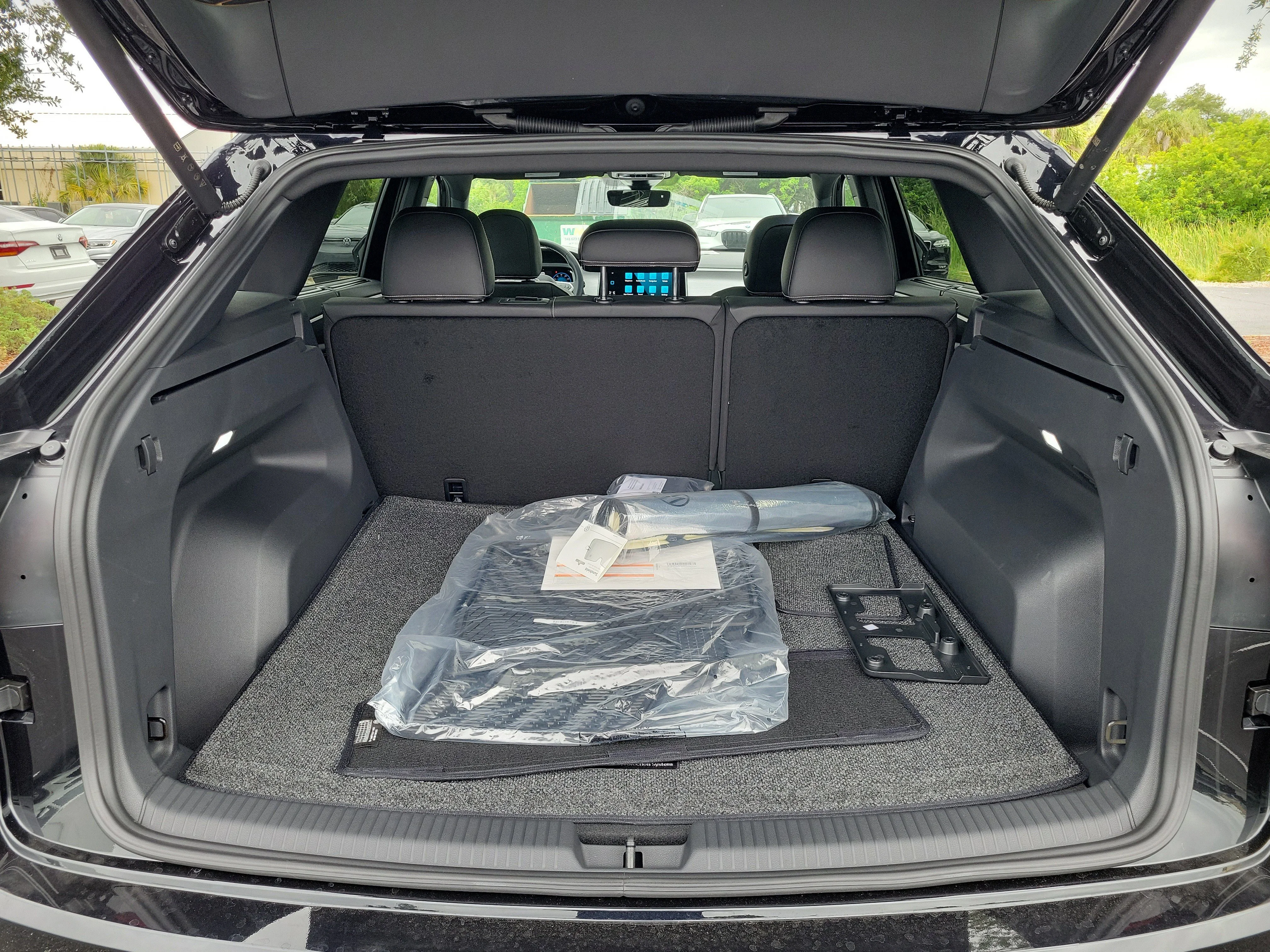 New 2026 Black Volkswagen 2.0T SE w/Technology image 12