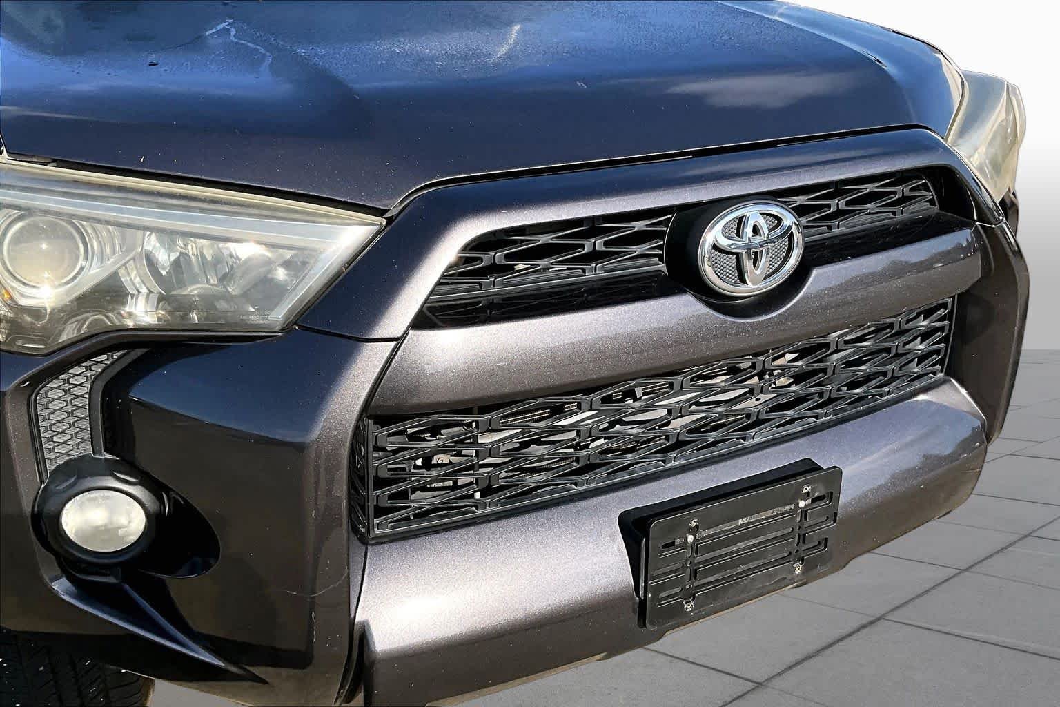 Used 2016 Magnetic Gray Metallic Toyota SR5 image 28