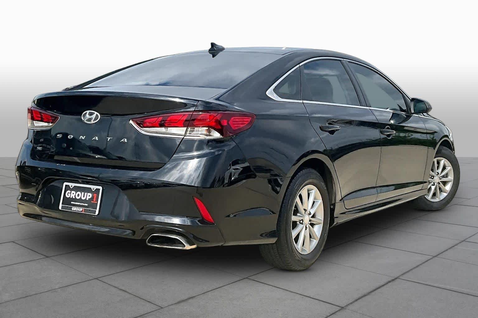 Used 2019 Phantom Black Hyundai SE image 12