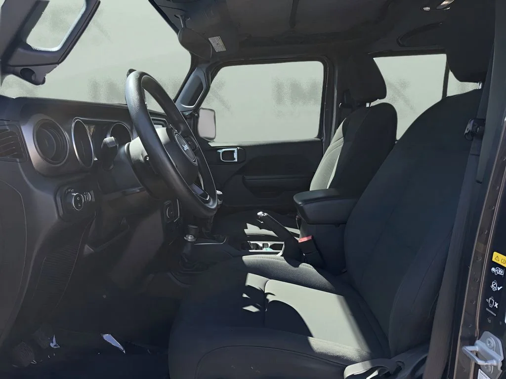 Used 2020  Jeep Sport image 9
