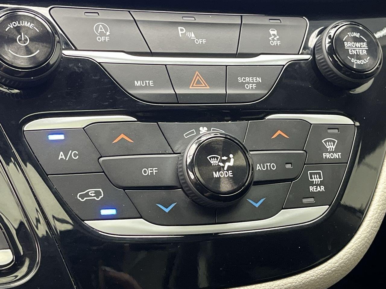 Used 2018 Billet Silver Metallic Clearcoat Chrysler Limited image 22