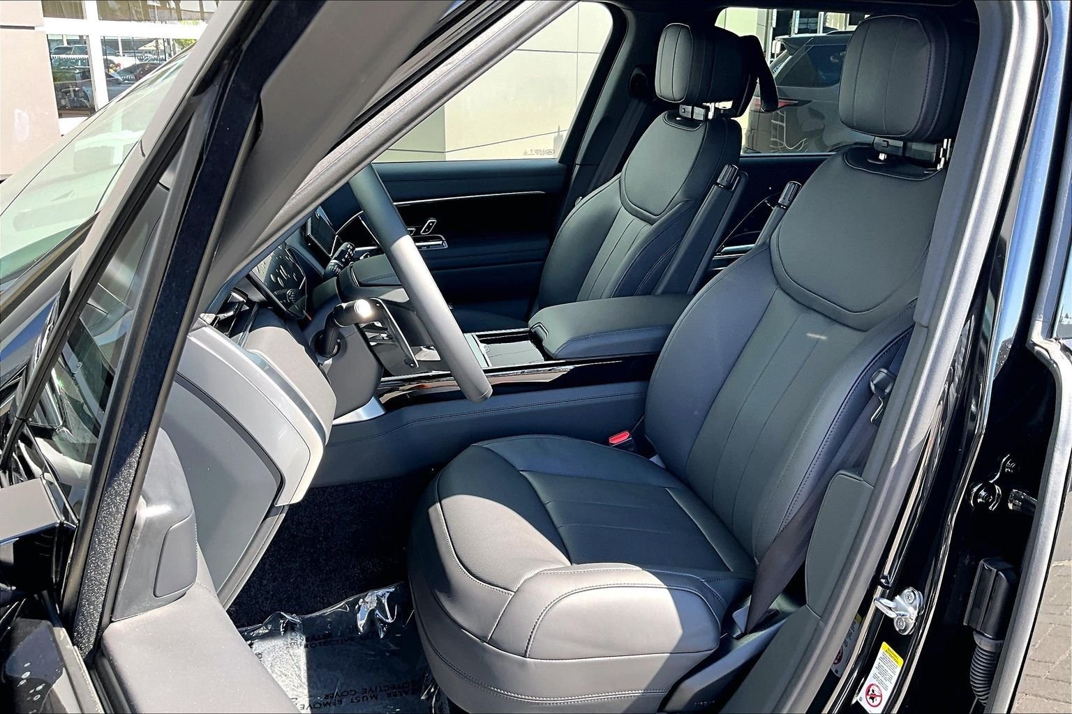 New 2026 Santorini Black Land Rover SE image 9