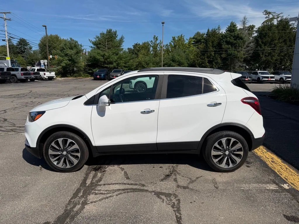 Used 2020 Summit White Buick Essence image 3