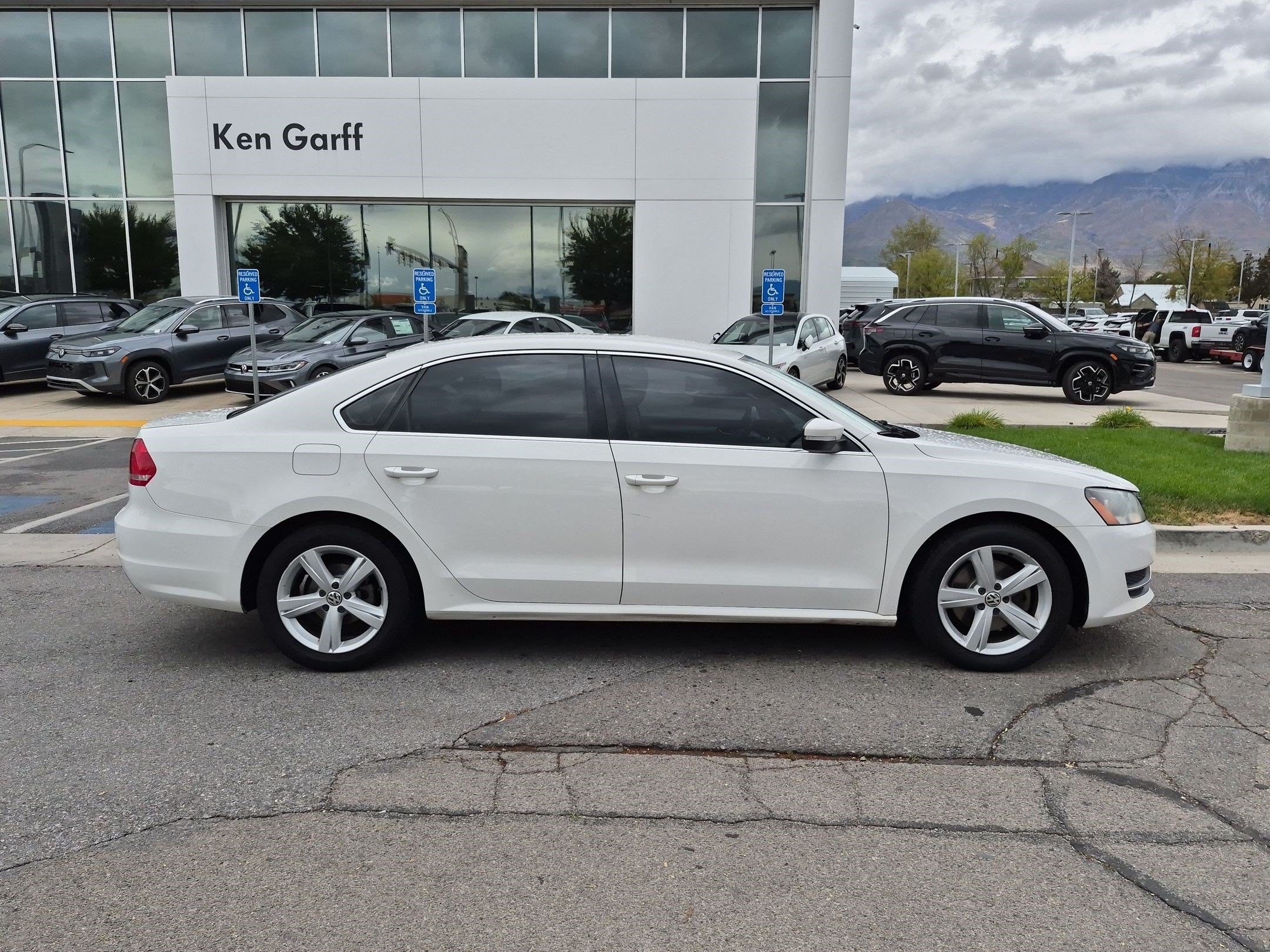 Used 2013 Candy White Volkswagen 2.5 SE image 2