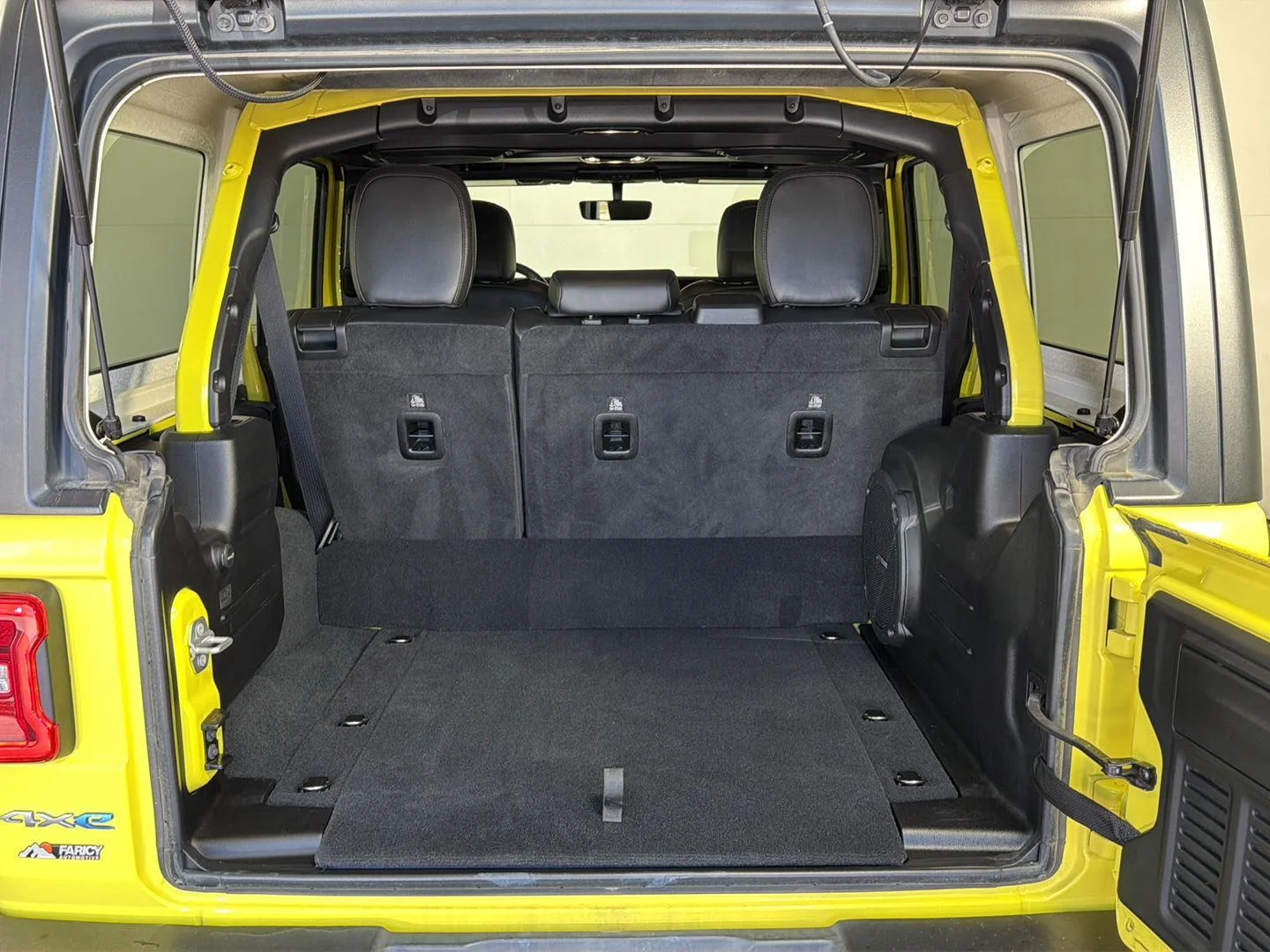 Used 2022 High Velocity Clearcoat Jeep Unlimited Sahara image 9