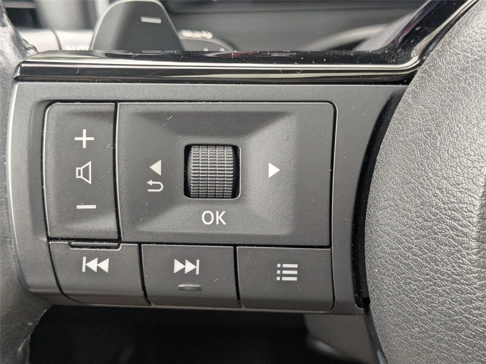 Used 2022 Brilliant Silver Metallic Nissan Platinum image 24