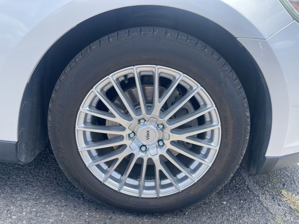 Used 2011 White Platinum Clearcoat Metallic Ford SEL image 22