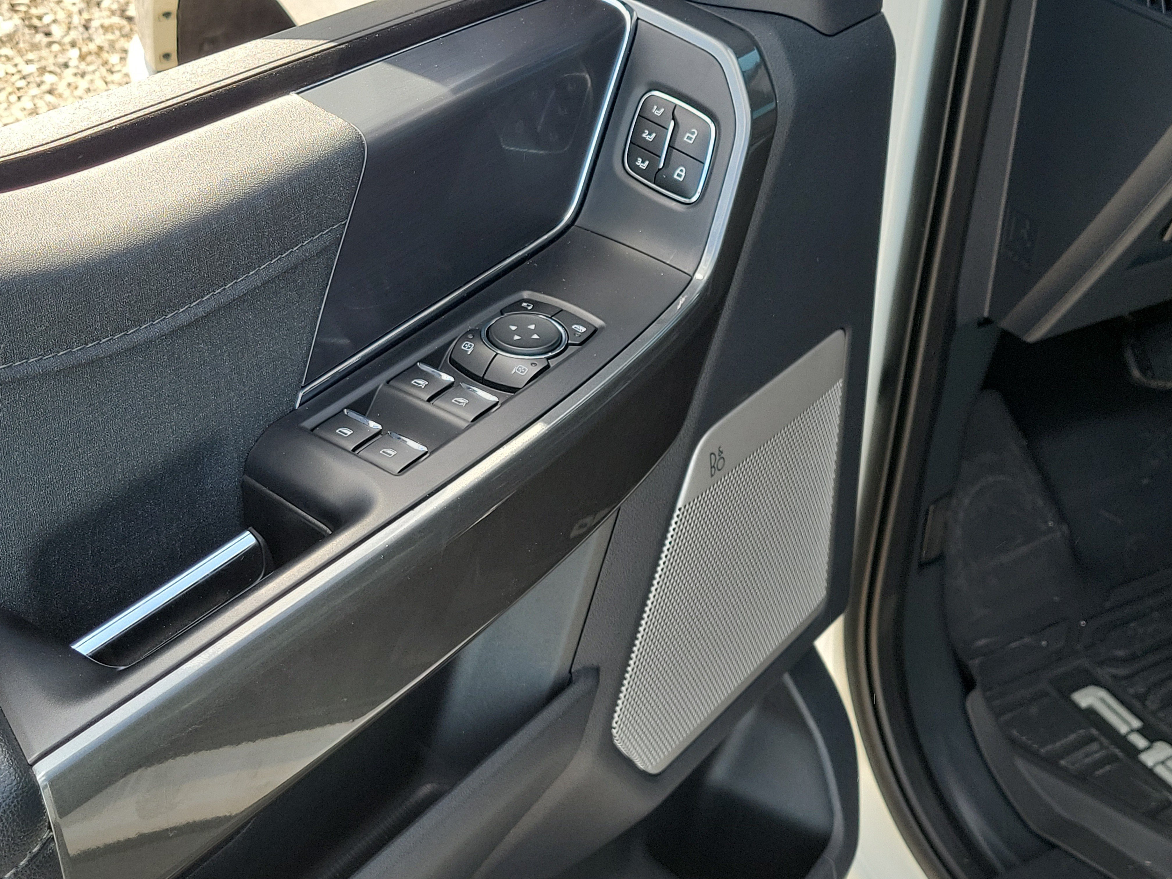 Used 2023 White Metallic Ford LARIAT image 19