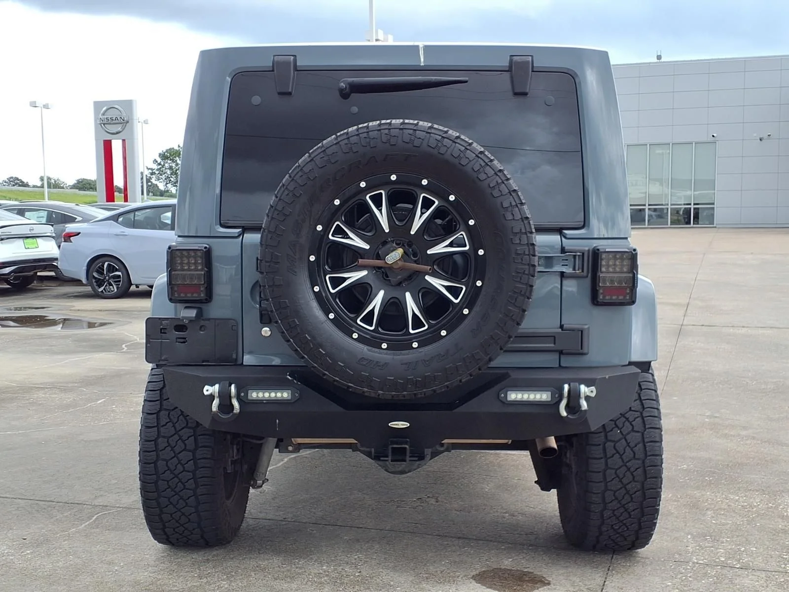 Used 2014 Gray Jeep Unlimited Sahara image 4