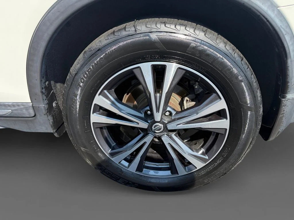 Used 2018 White Nissan SL image 8