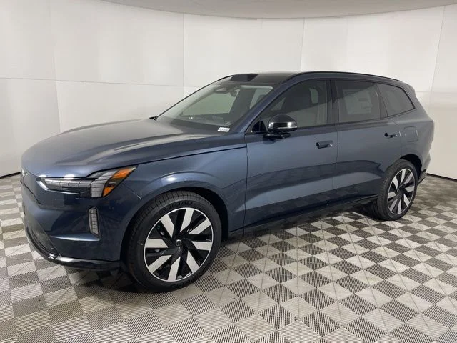 Used 2025 Blue Volvo Ultra Twin Motor Performance image 6