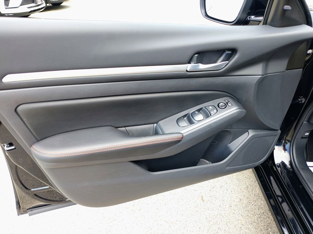 2026 Nissan Altima SR - Photo 15