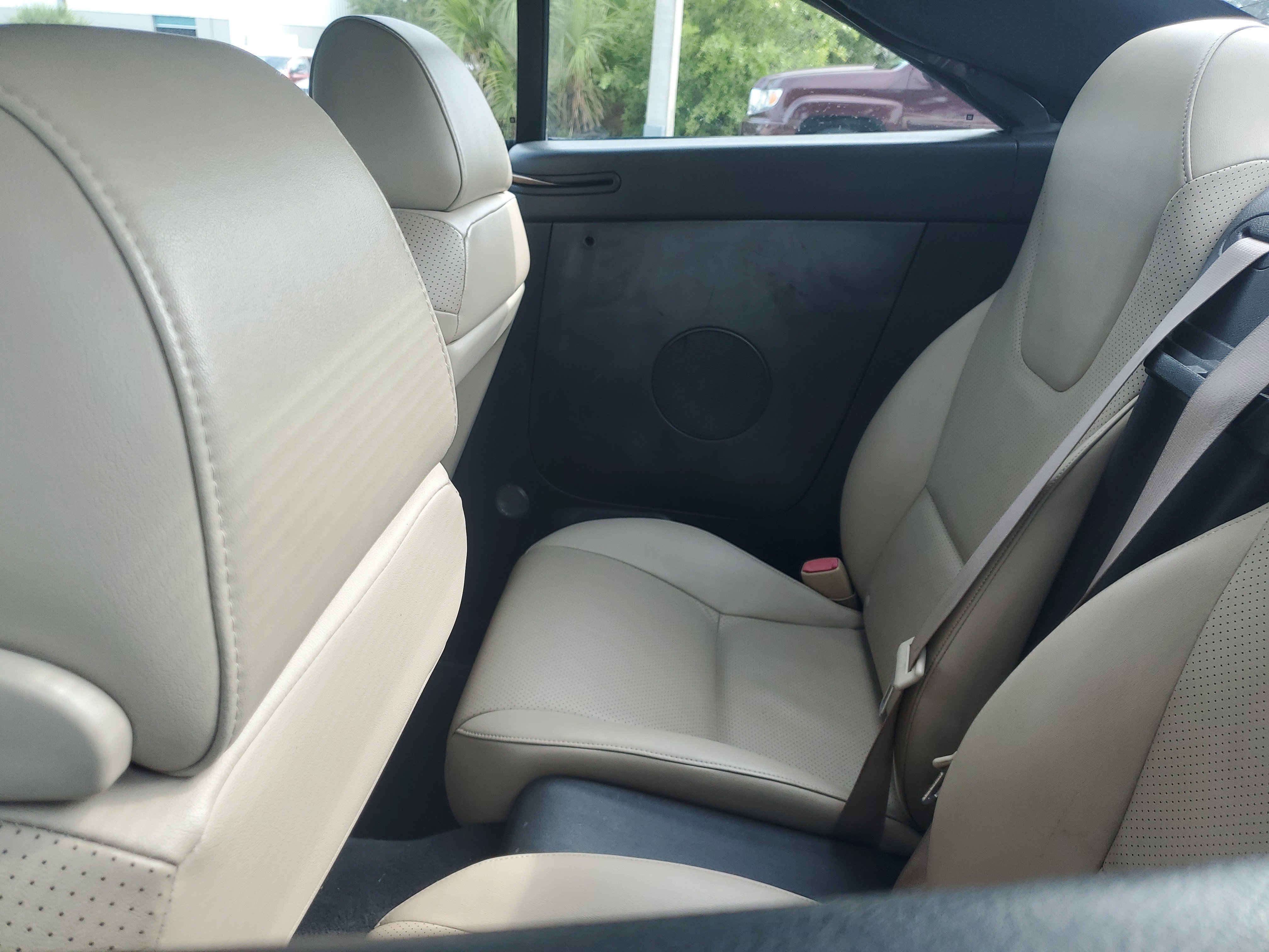 Used 2007 Ivory White Pontiac GT image 9