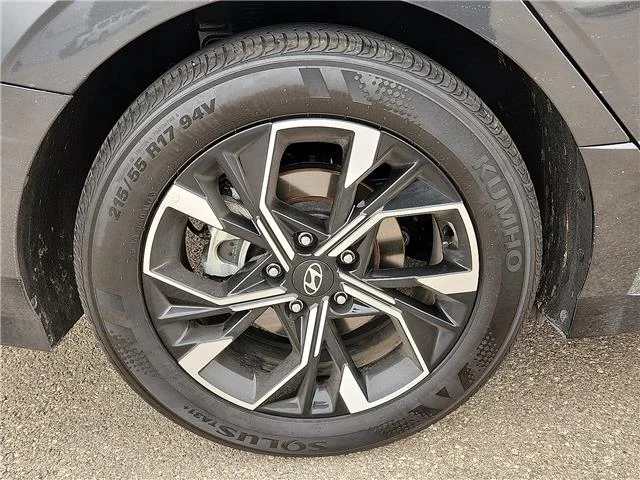 Used 2025 Black Hyundai SEL Front-Wheel Drive image 7