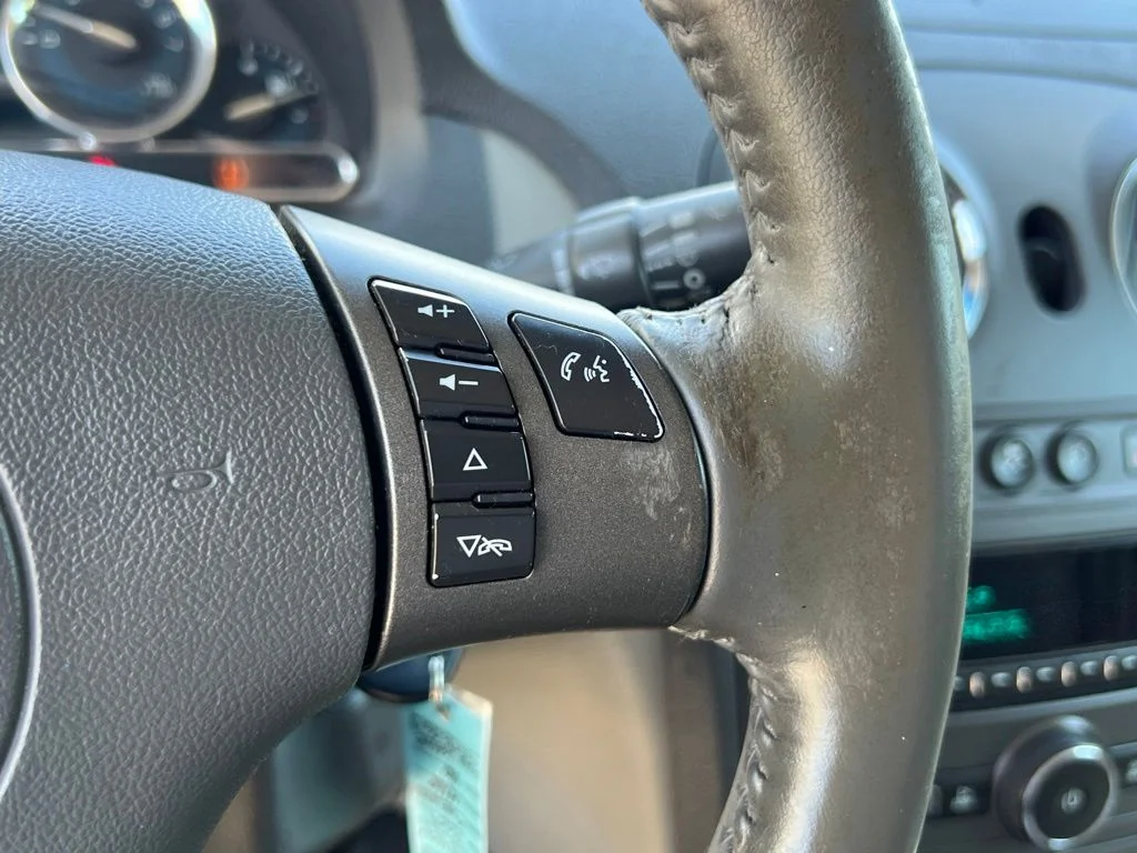 Used 2009 White Chevrolet LT image 22