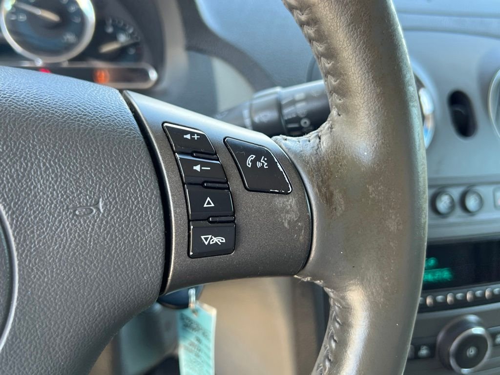 Used 2009 White Chevrolet LT image 22