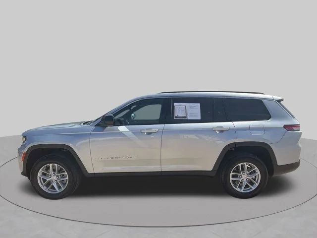 Used 2025 Silver Jeep Laredo image 7