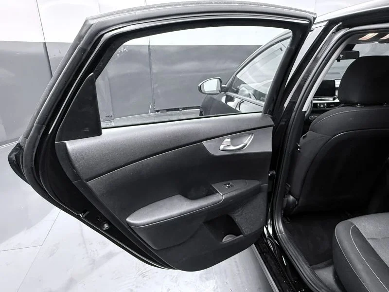Used 2023  Kia LXS Sedan 4D image 27