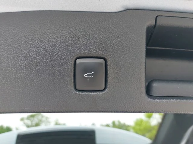 Used 2022 Blue Ford SE image 13