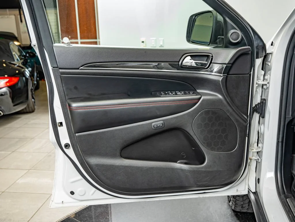 Used 2019 Bright White Clearcoat Jeep Trailhawk image 20