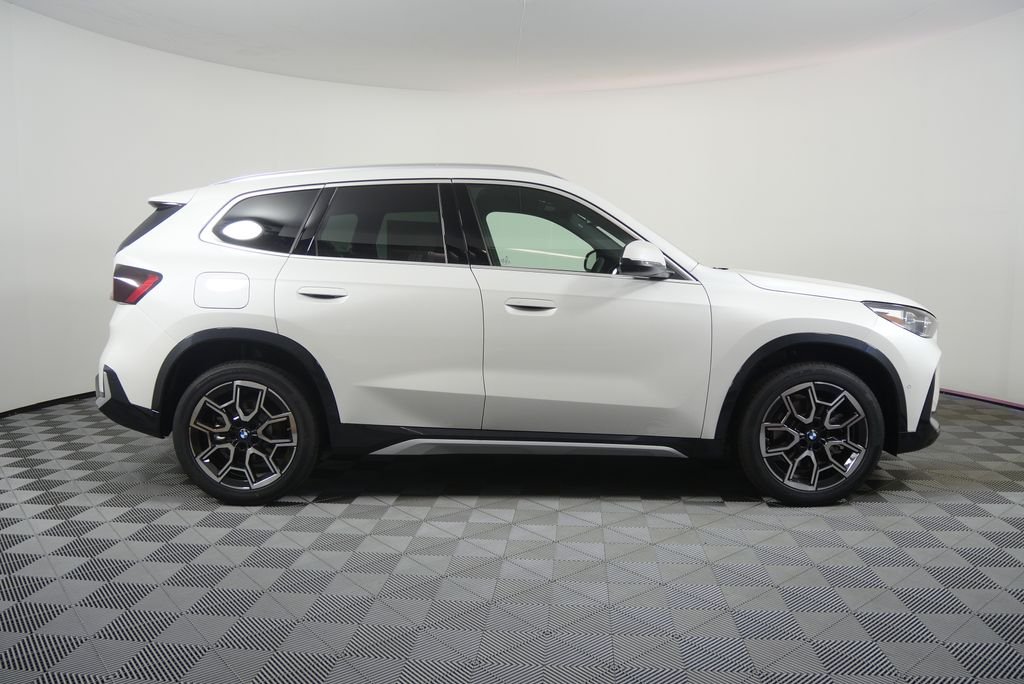 New 2026 Mineral White Metallic BMW xDrive28i image 2