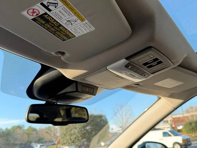 Used 2022 White Nissan Platinum image 25