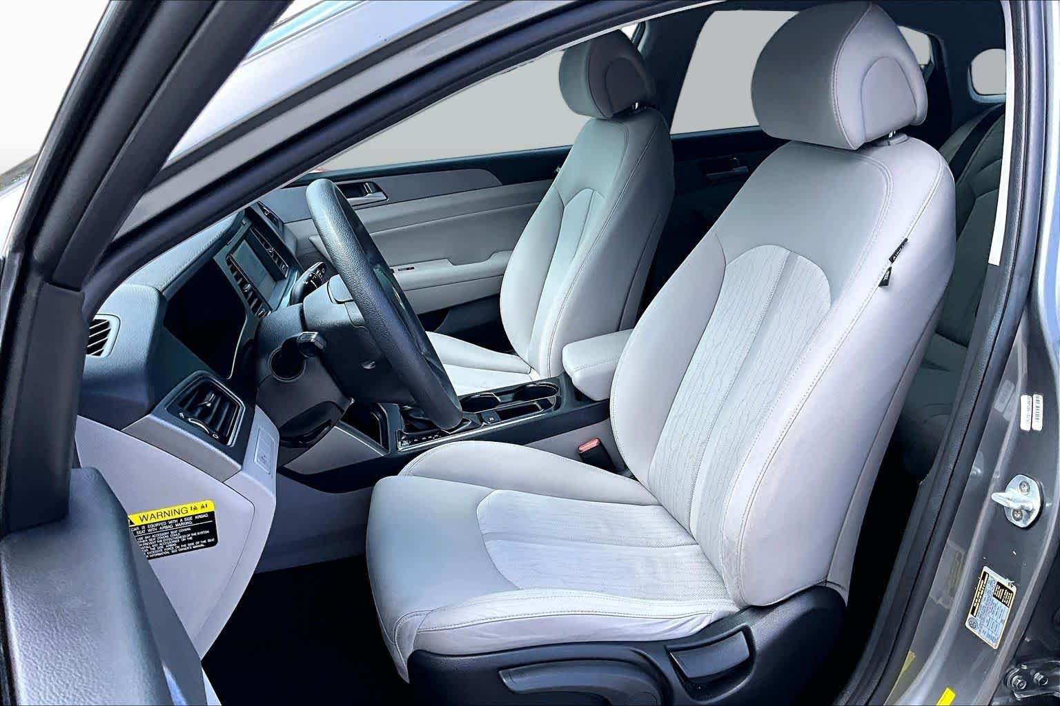 Used 2017 Metropolis Gray Hyundai SE image 8