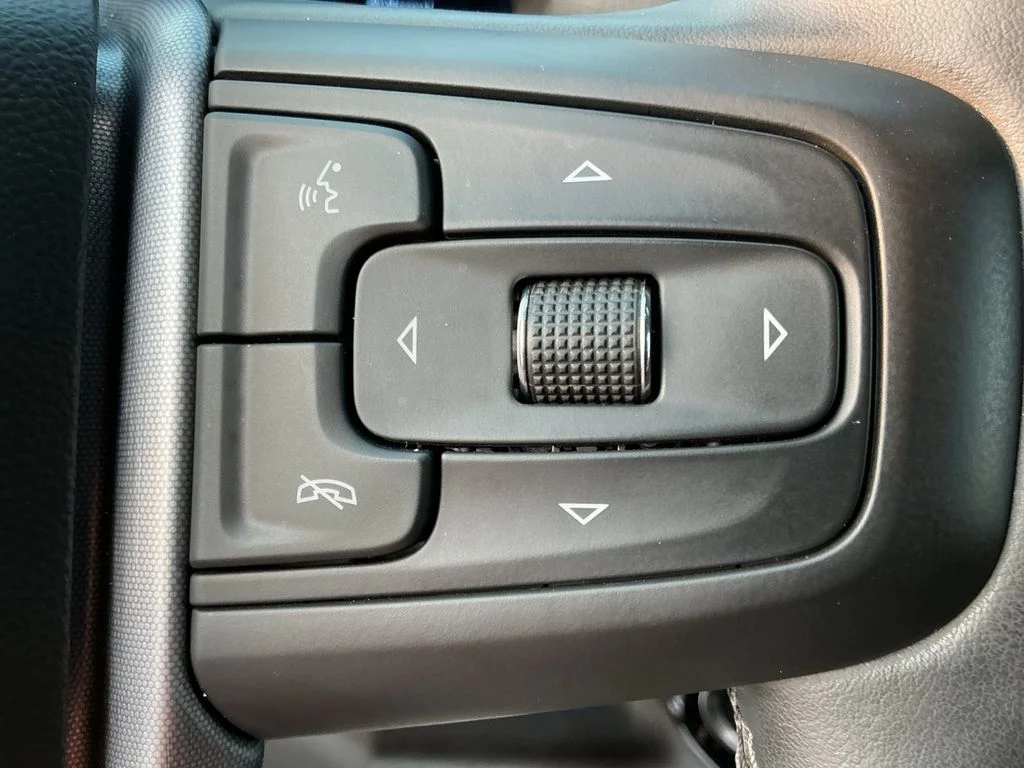 Used 2025 White GMC SLE image 19