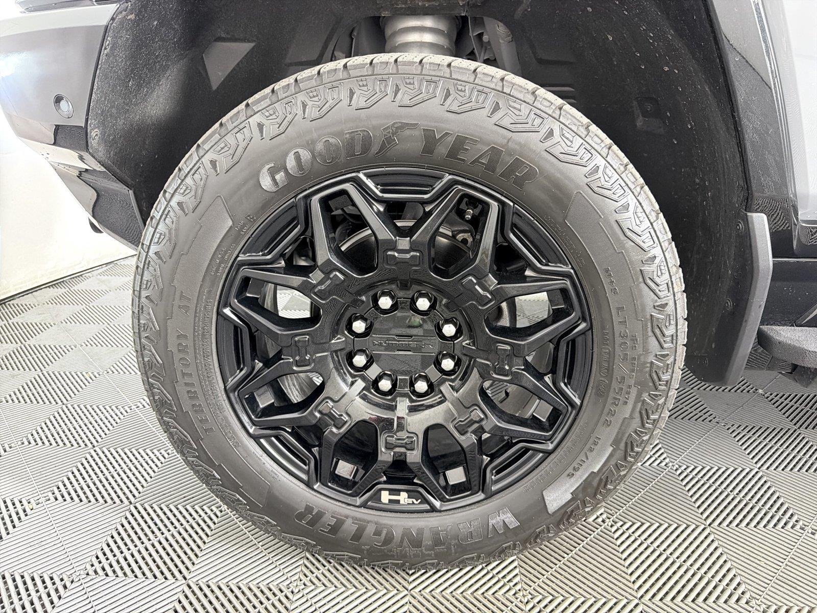 Used 2025 Meteorite Metallic (Grey) GMC 2X image 9