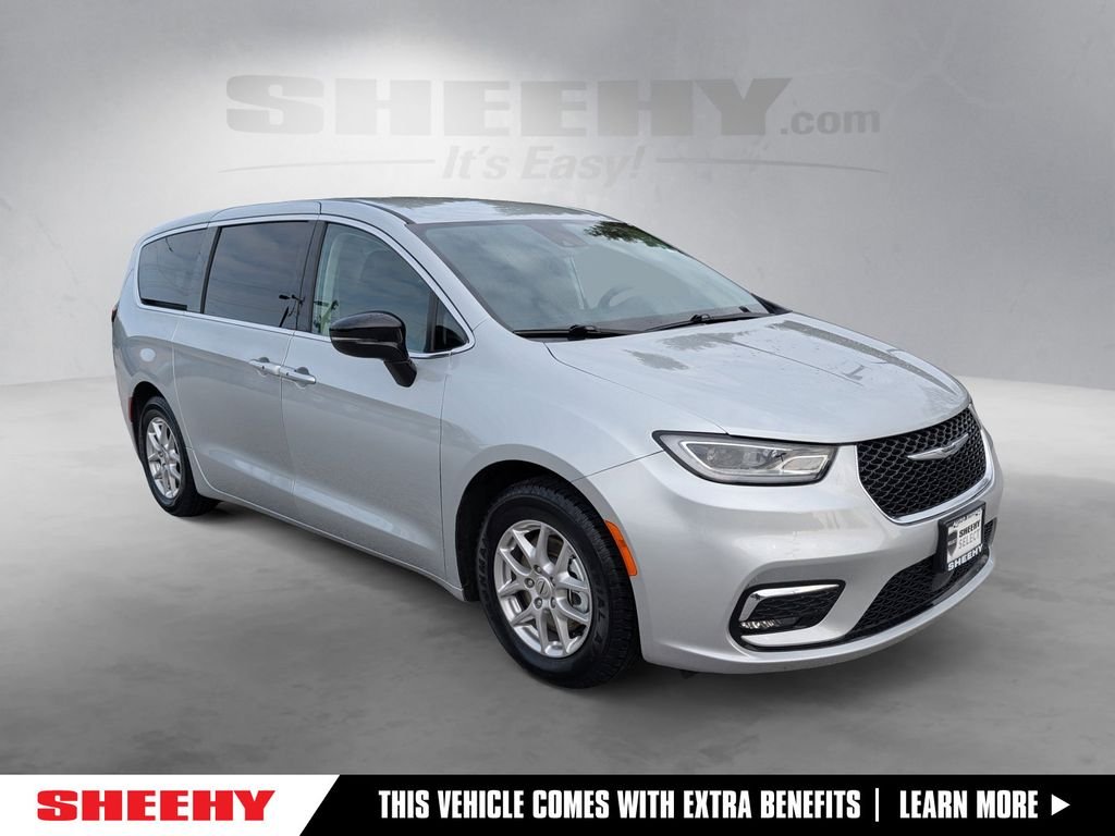 2024 Chrysler Pacifica Touring L's photo