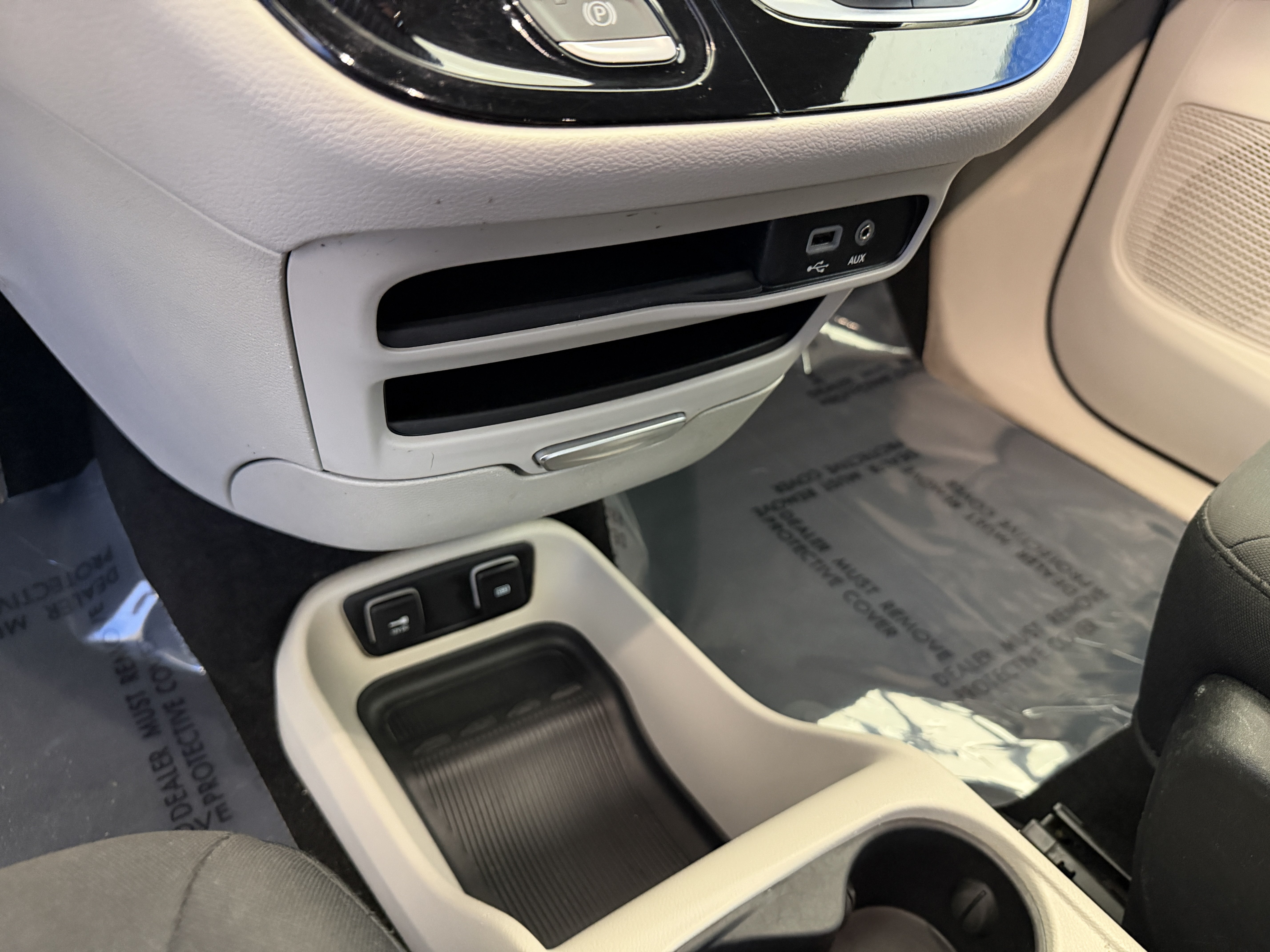 Used 2017 Bright White Clearcoat Chrysler Touring image 23
