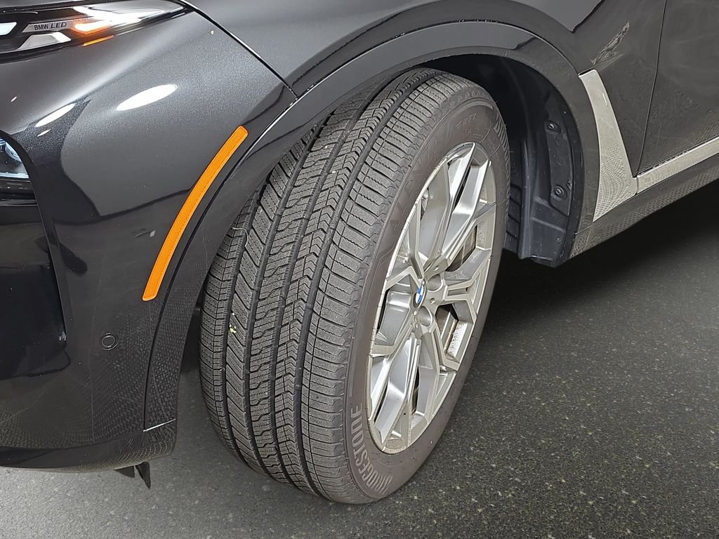 Used 2026 Black Sapphire Metallic BMW xDrive40i image 38