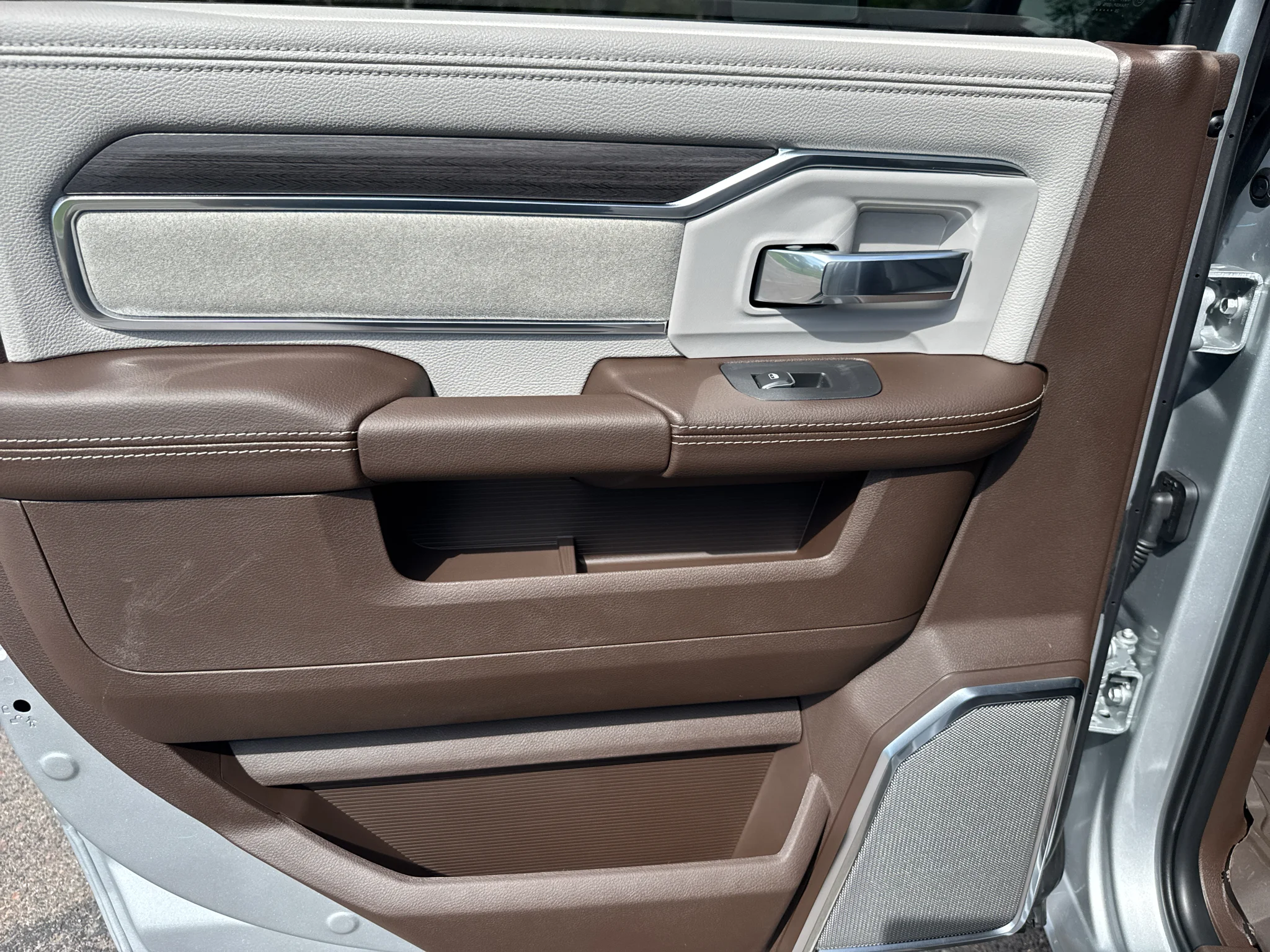 New 2027 Silver-Zynith Exterior Paint RAM Laramie image 19