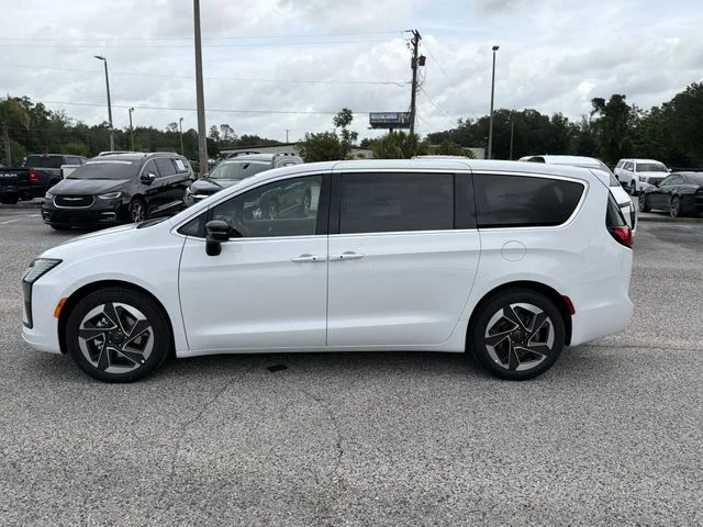 New 2027 Bright White Clear-Coat Exterior Paint Chrysler Limited image 7