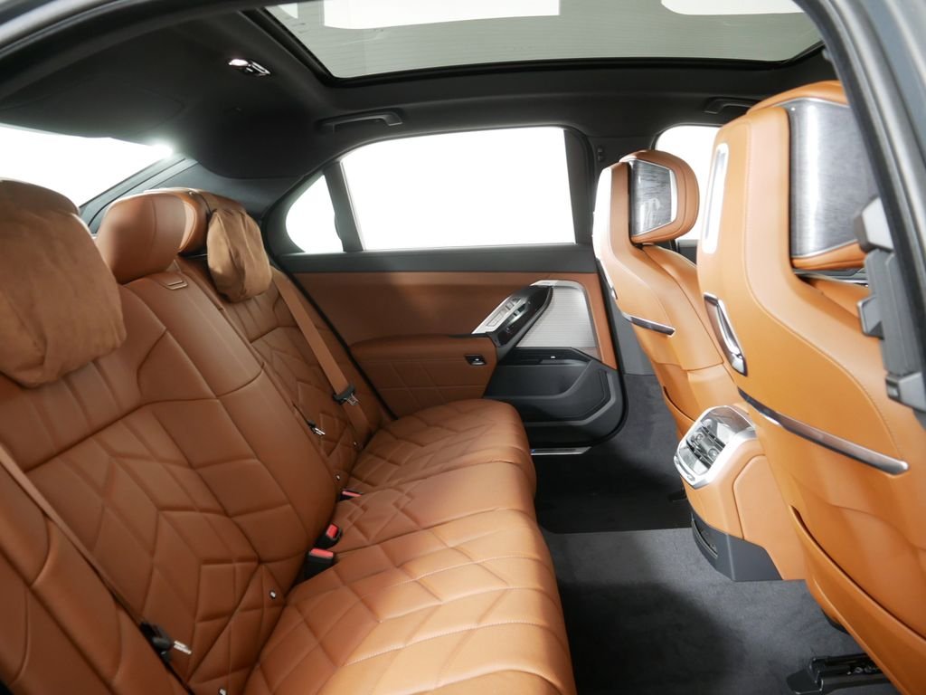 2025 BMW 7 Series 750e - Photo 24