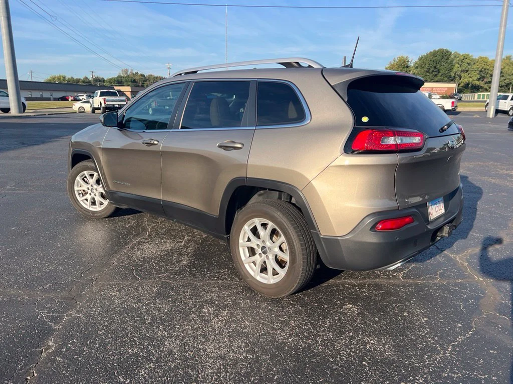 Used 2016 Light Brownstone Pearlcoat Jeep Latitude image 5