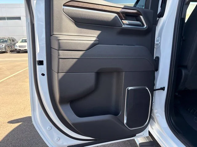 Used 2025 White GMC Elevation image 19