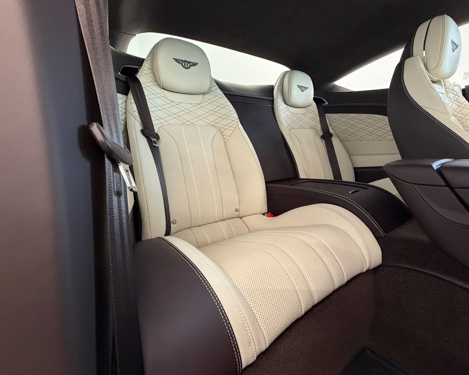 Used 2023 Brown Bentley V8 image 34