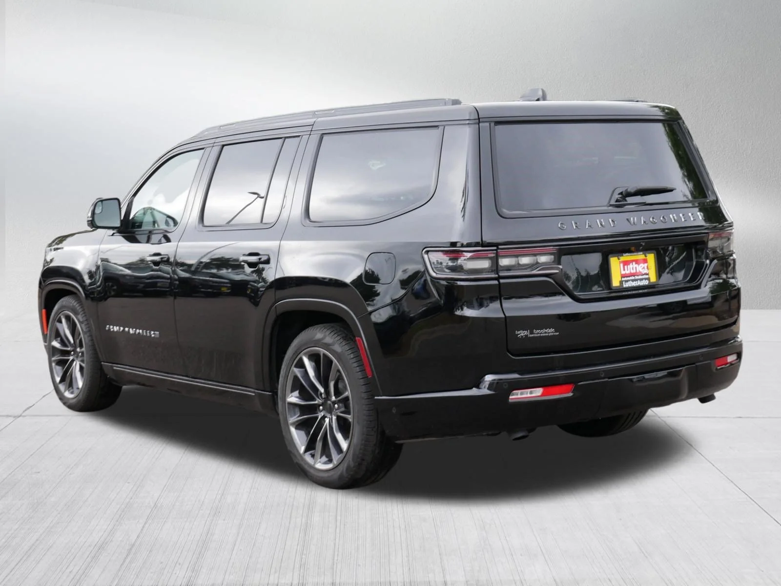 Used 2025 Diamond Black Crystal Pearlcoat Jeep Series III Obsidian image 5