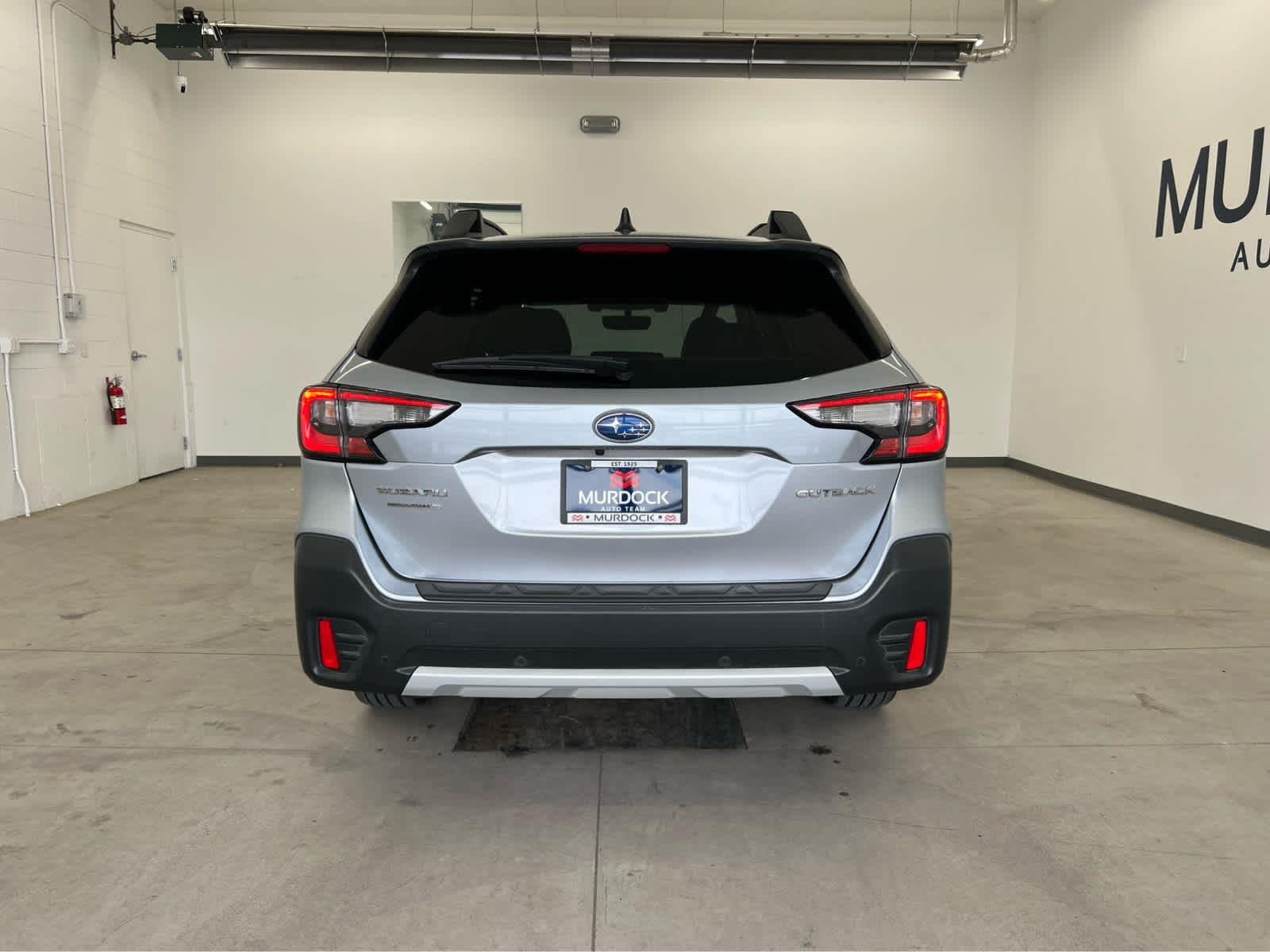 Used 2022 Ice Silver Metallic Subaru Limited image 3
