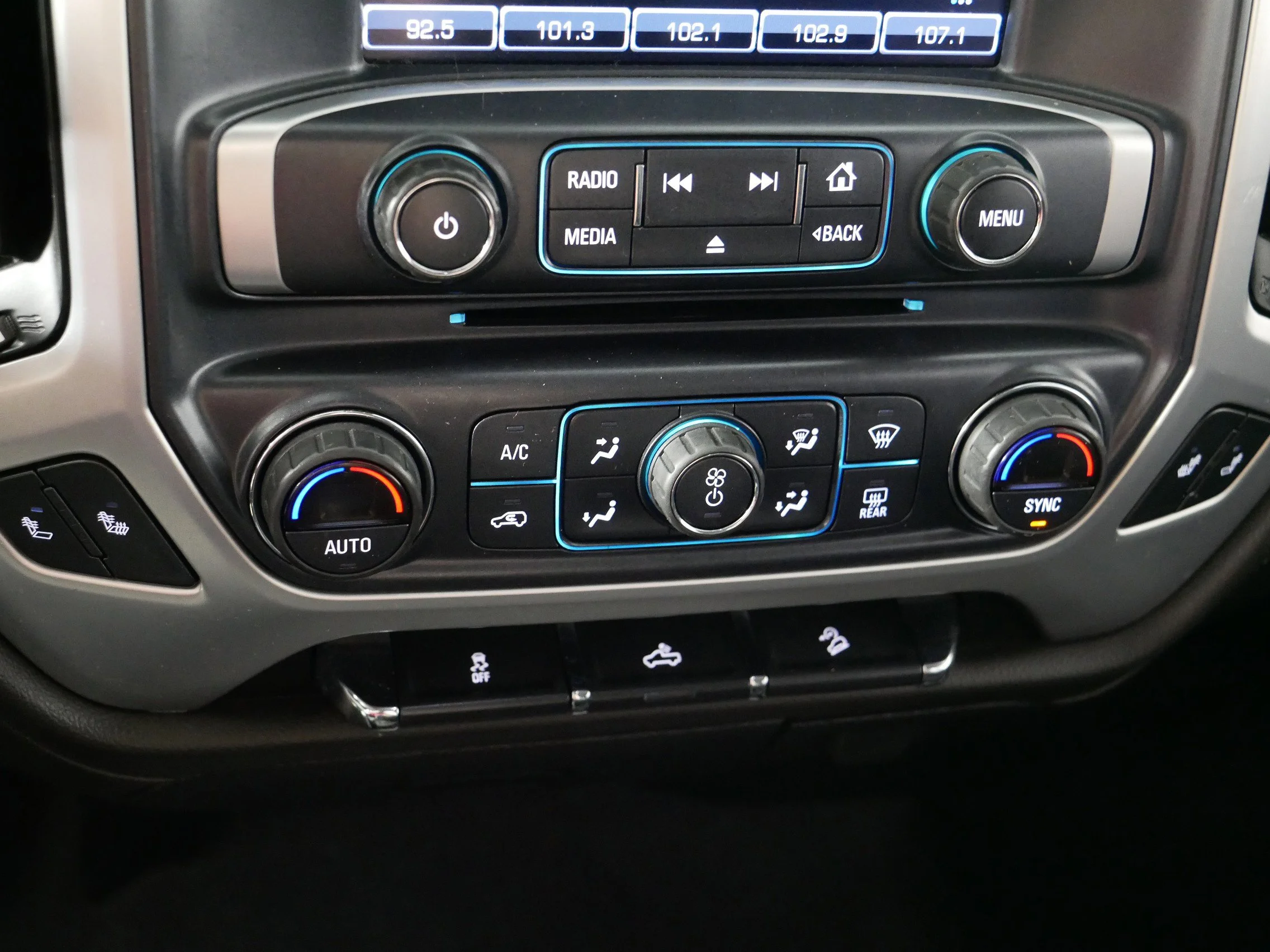 Used 2019 Summit White GMC SLE image 23