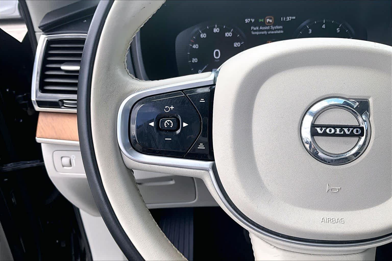 Used 2022 Onyx Black Metallic Volvo Momentum image 20